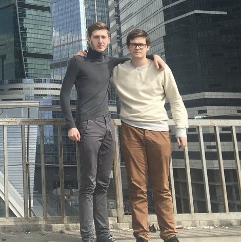 Дима с другом — на крыше с видом на Москва-Сити